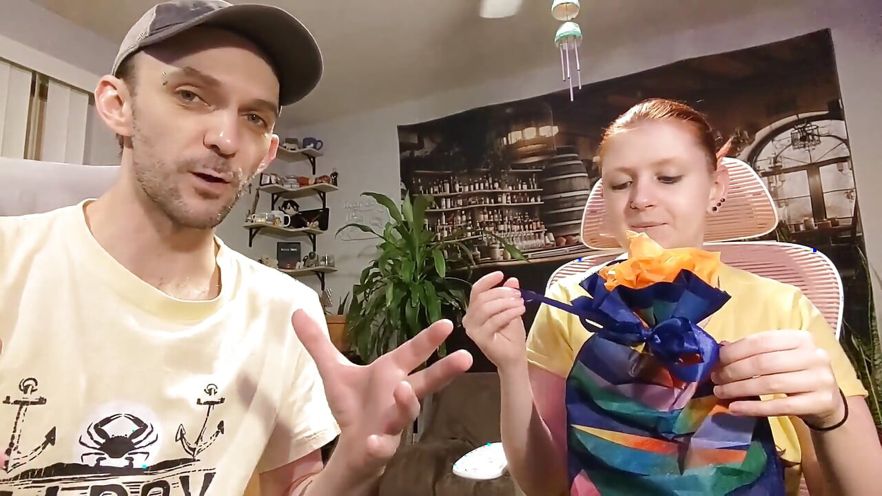 Lista życzeń Prezenty 9 - Czerwony gorset i sukienka winylowa unboxing i masturbacja