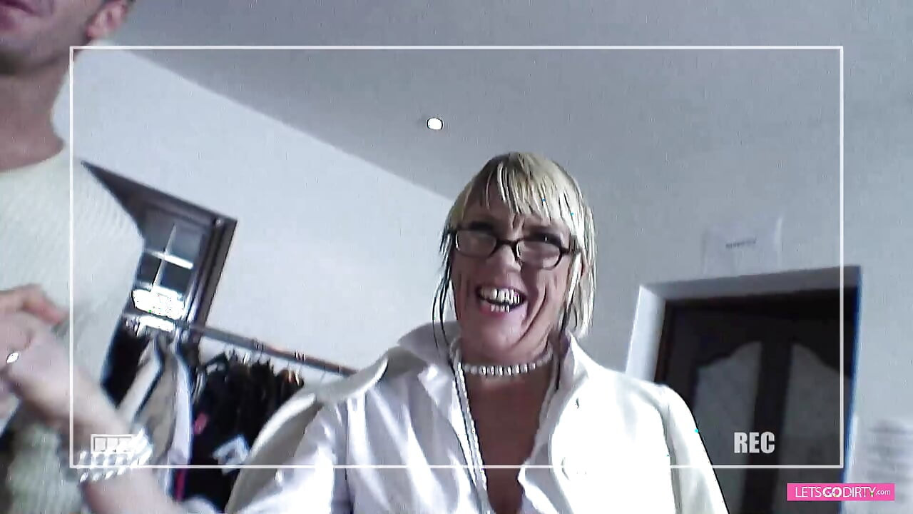 O mamă sexy perversă penetrată dublu pe canapea