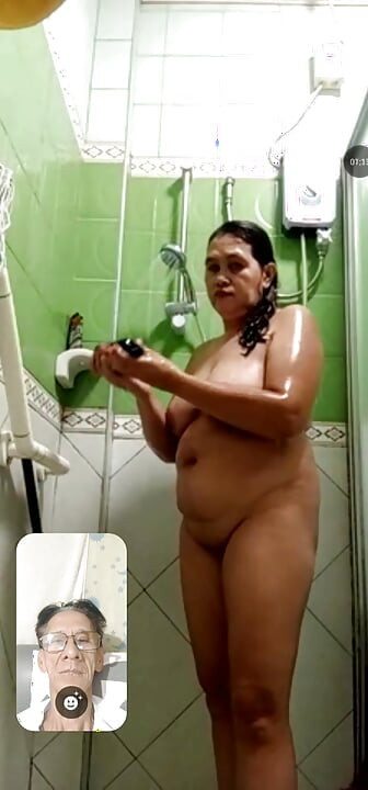 Само гледам как Аси се къпе толкова рано сутринта