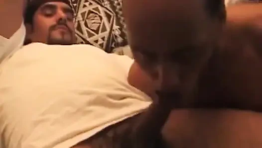 Zwei geile typen lutschen den großen haarigen schwanz des fetten hengstes