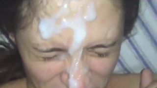 Großes Sperma im Gesicht der Freundin und sie mag es nicht