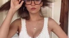 Victoria Justice dengan kacamata dan atasan putih seksi