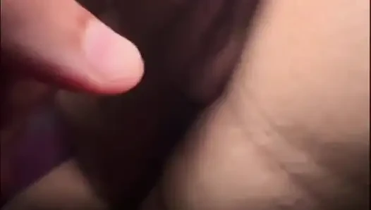 Die enge kleine muschi ist so gut, dass sie zweimal kommt