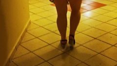 Bbw vrouw toont haar benen kont en string op vakantie