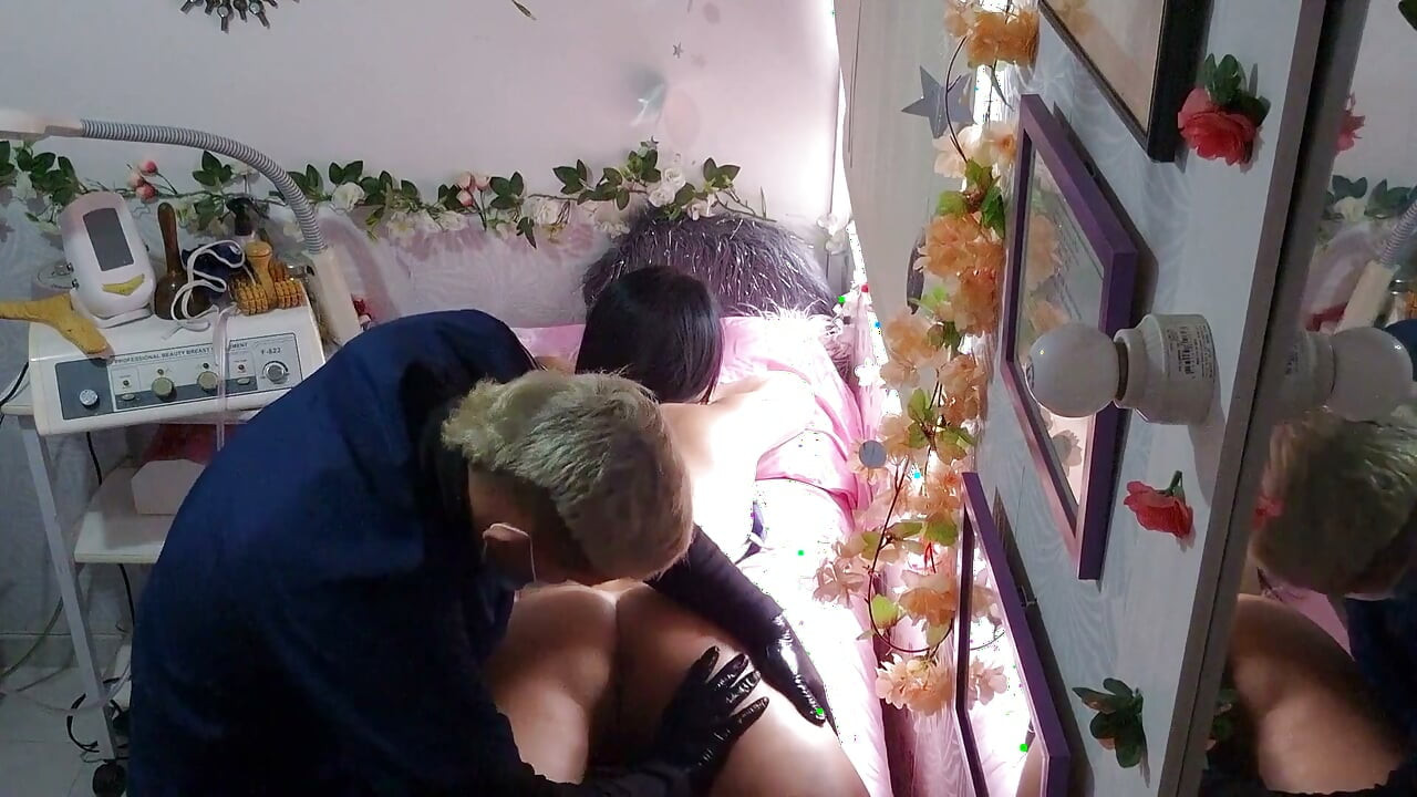 남편에게 마사지를 받으러 간다고 말했지만, 마사지사가 남자라는 사실은 말하지 않았어요