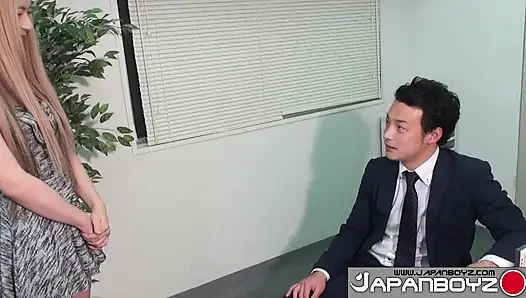 Geile chefin macht interview zu einer anal-session, indem er ladyboy fickt