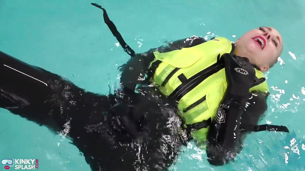Lujuria de neopreno: placer en el vest de snorkel inflable en la piscina