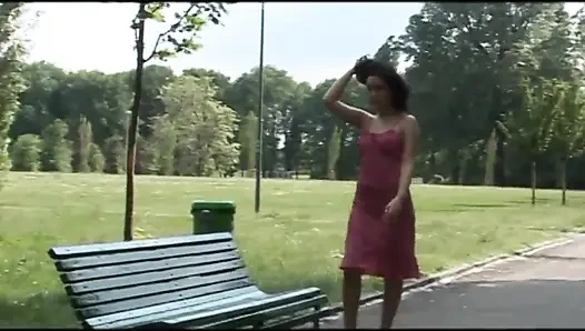 Karım büyük bir yarak emmeyi seviyor