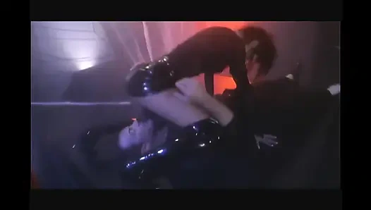 Versaute kleine hure schreit von hartem fick