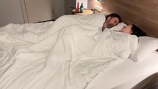 Büyük ağzı açık fışkırtana kadar sıkı deliklerimi sikerken sana bakıyorum. Tam Sürüm