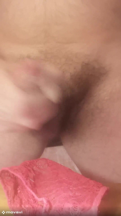 EU CUSPO NA TANGA SUJA PEGA NA LAVANDERIA DA MINHA COLEGA DE QUARTO!