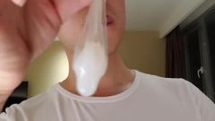 Mange mon frère préservatif rempli de sperme