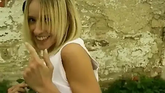 Lesley arka bahçede mastürbasyon yapıyor