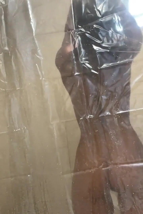 Tante nakal ini lagi asik muasin lubang pantat sempitnya sambil mandi