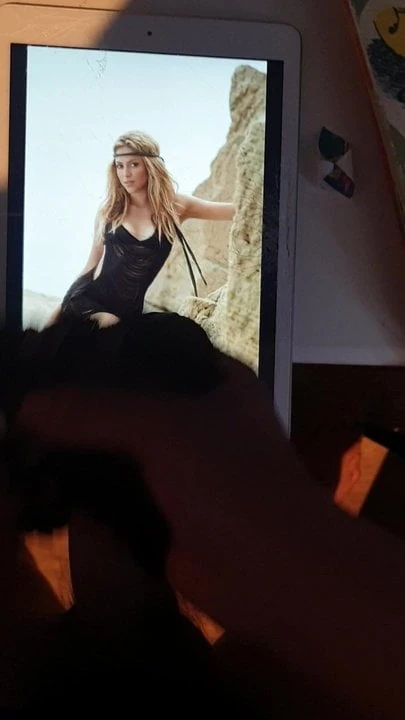 Shakira cum tribute