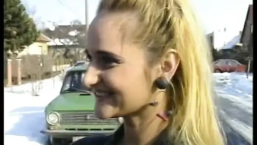 Sarışın kamera önünde ilk cinsel deneyimini yaşamak istiyor