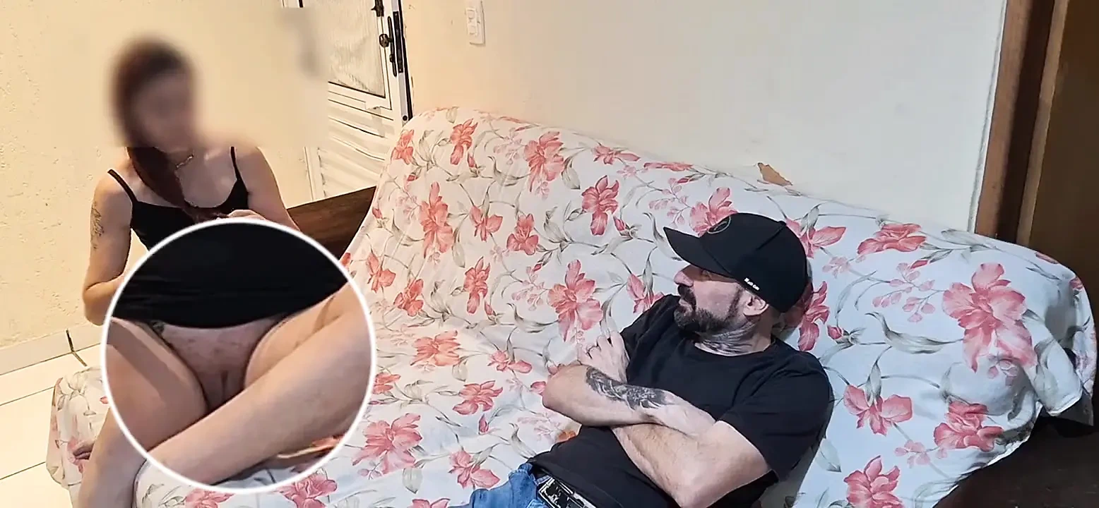 Stieftochter ohne höschen spielt mit ihrem stiefvater dominoes