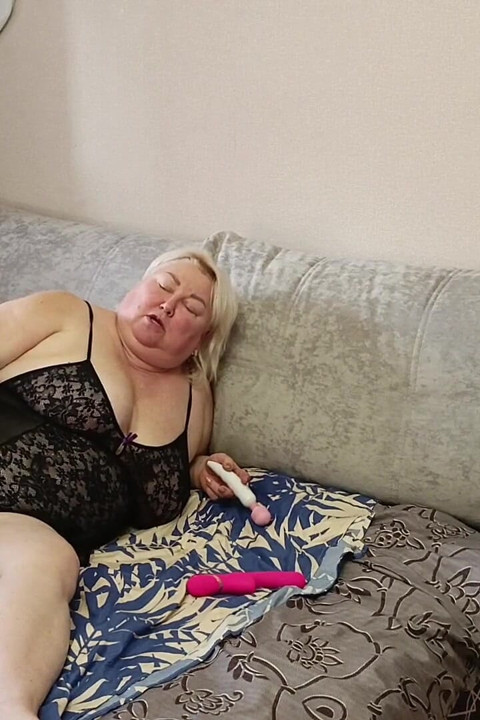 Üvey anne seks sohbetinde amını okşuyor