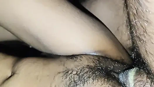 Masaj büyük amcığı parmaklıyor ve prezervatif giyerken siyah kıllı büyük zenci yarağıyla sikiliyor.