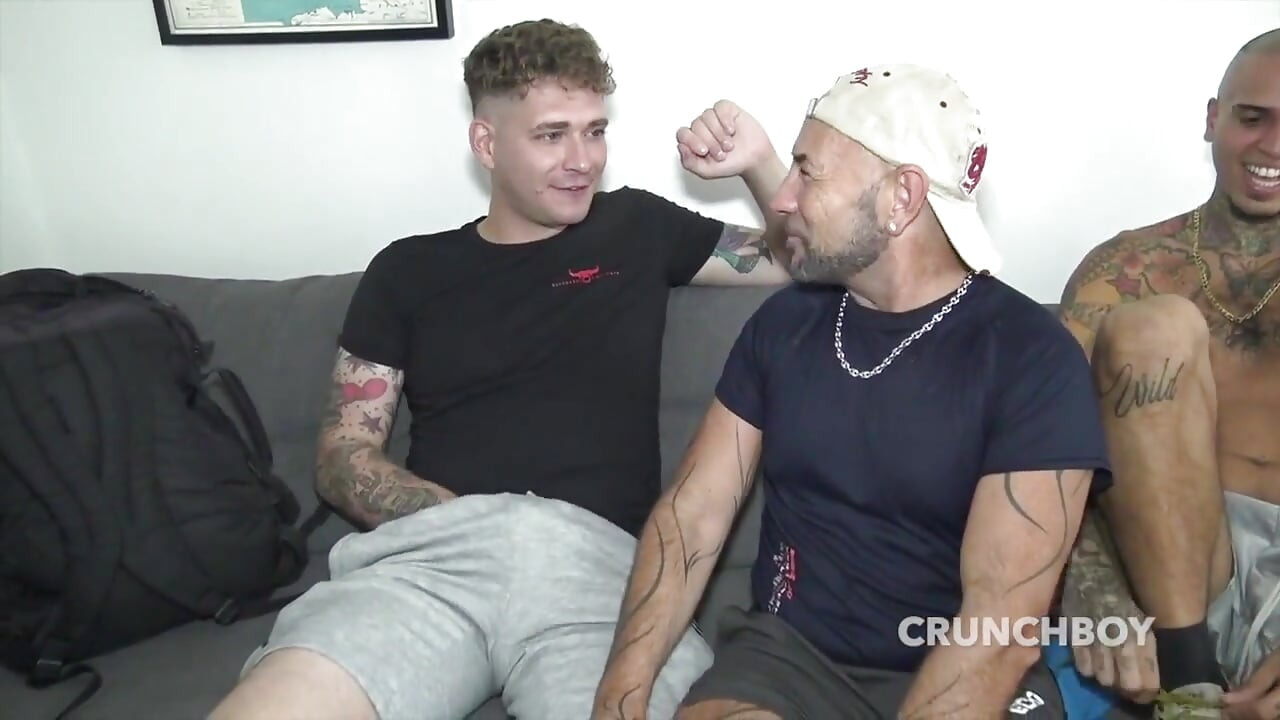 A loira gêmea Korar fodida duro por Leo Rex em Londres