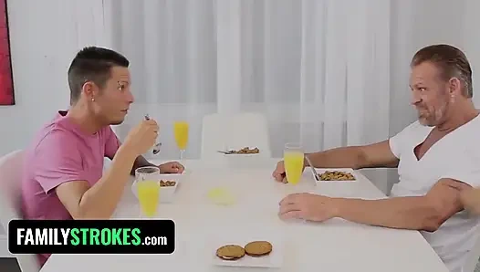 Familystrokes - lubang cewek nakal dan sange ini dientot habis-habisan sama dua kontol besar