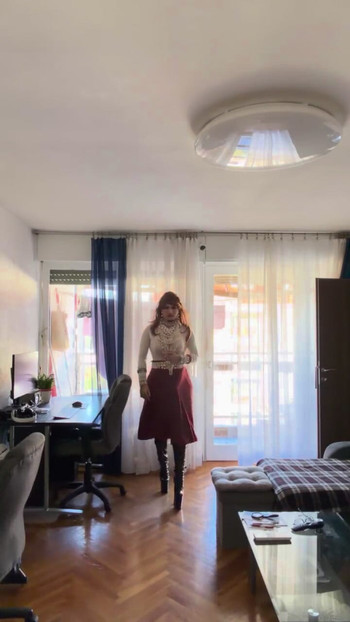 하이힐과 사랑스러운 진주와 발 뒤꿈치에 아파트를 크게 깨워 주위를 걷는 크로스드레서.