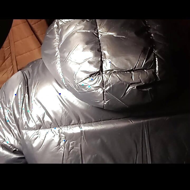 Ništa te ne tjera da svršiš bolje od sjajnog ženskog pufer kaputa