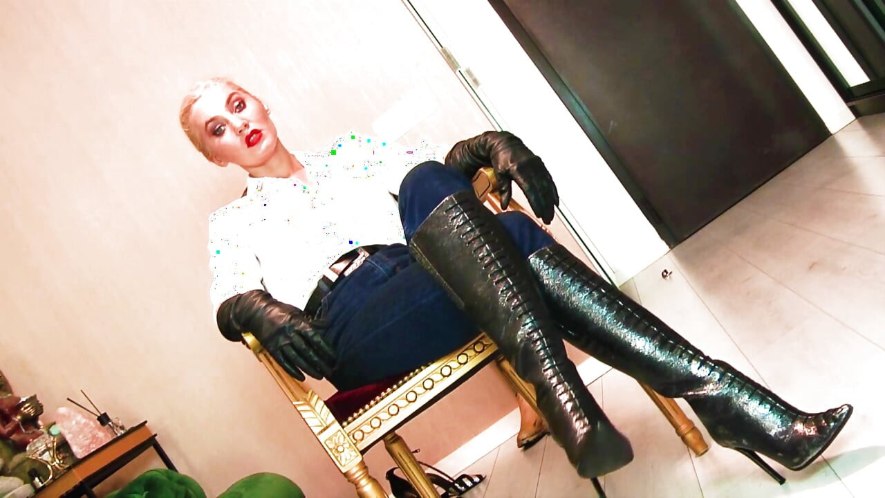 Jeux de ballbusting femdom