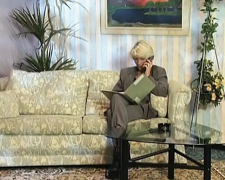 三个来自德国的饥渴性感女士分享两个满载的啪