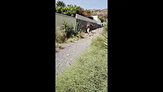 Sokak macerası, bir sokakta benim için üç. Bir röntgenci, bir teşhirci ve fotoğrafçı bana götünden siklerini veriyor