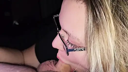 Er füttert mich seinen schwanz hart und beobachtet, wie er sich meine haare packt und mein gesicht fickt, bis er meinen mund mit seiner dicken sahnigen ladung füllt