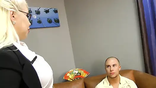 Дама-толстушка-блондинка жестко доит его своими большими сиськами