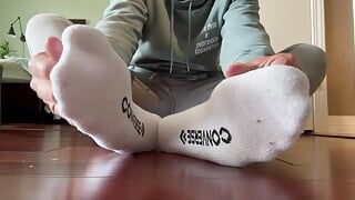 Сексуальное соблазнение мужских ног + игра с членом
