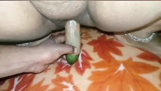 Savita Bhabhi wurde gefickt, indem sie Silikongurke in ihre muschi steckte.