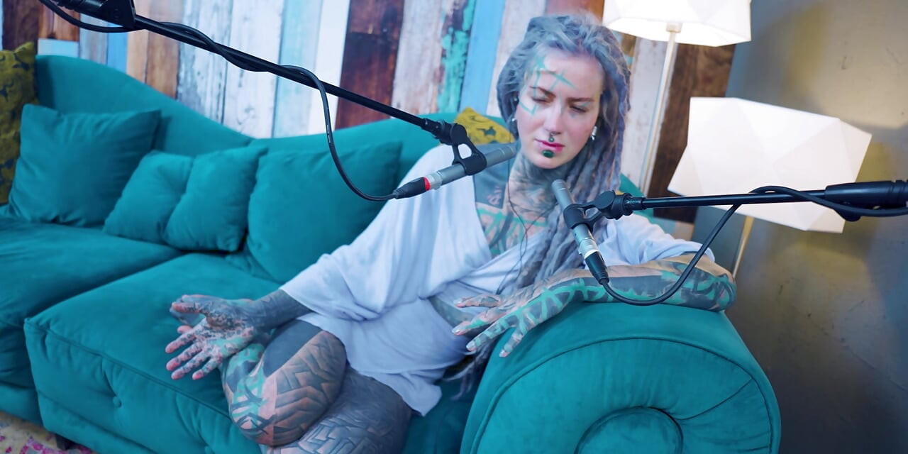 I talk about O - Overcome - ASMR podcast SFW rozmowy goth chudy dziewczyna dredy tatuaż model atramentem dziewczyna