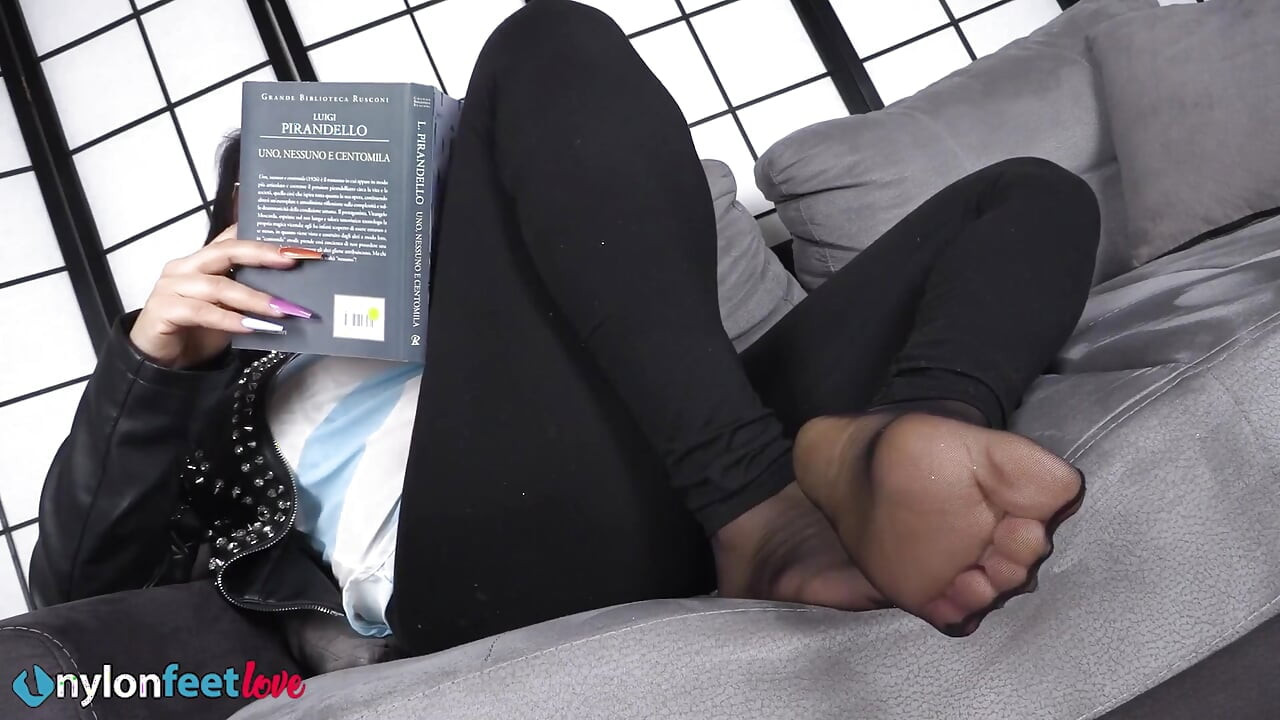 Baddie Rockstar pronkt met haar stinkende voeten na het dragen van leren laarzen