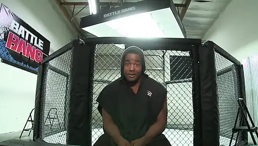 Blonde schlampe spreizt ihre beine für einen riesigen schwanz