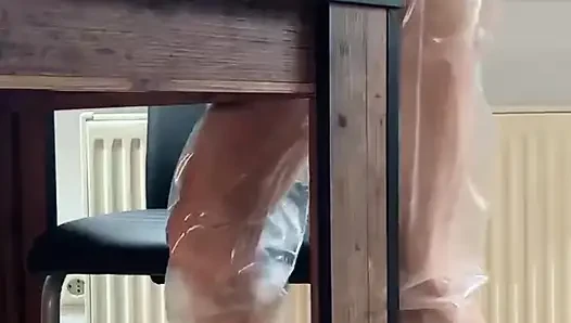 Die Bepisste Pvc Hose - Unter Tisch Ansicht