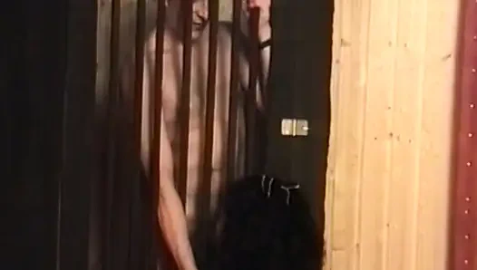 Cewek jerman dengan memek berbulu ini didobel penetrasi gaya doggy