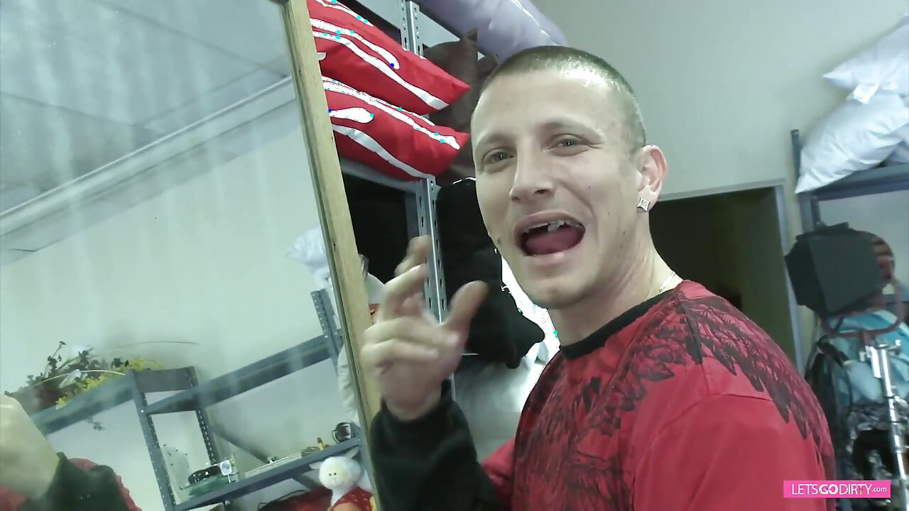 Prelepa brineta sa probušenim bradavicama prska po sebi