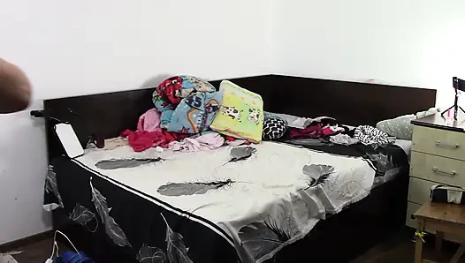 Sexy brünette, die nackte hausarbeiten macht.