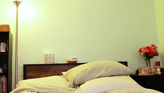Pacar toket besarmu ingin kamu menonton dia bermain dengan mainan barunya