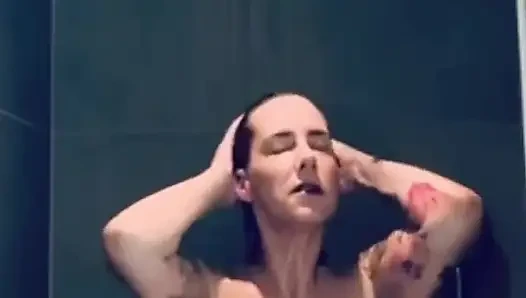 Orta yaşlı seksi kadın buharlı duş