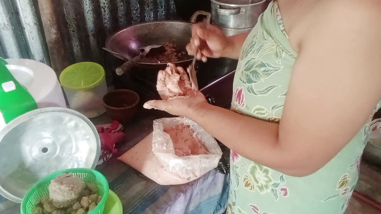 Une belle-mère qui cuisine se déshabille