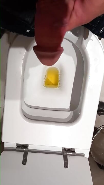 在公司厕所里用大鸡巴射精。
