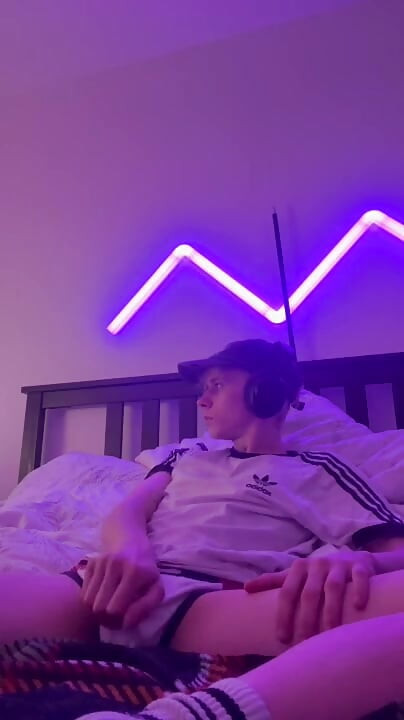 Horny twink plays with his cock for 10 minutes until he cums