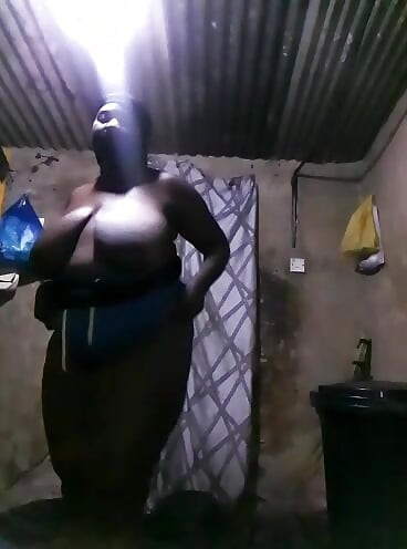 Une amatrice africaine aux gros seins naturels en lactation