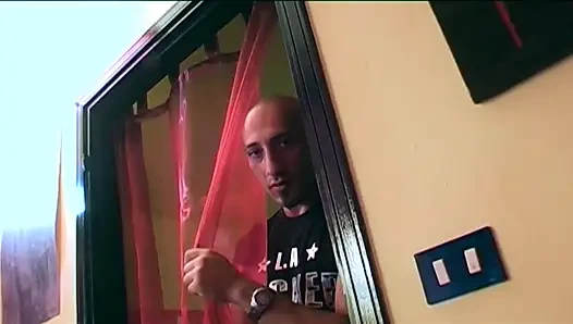 Si rambut cokelat cantik dengan memek berbulu bersenang-senang dengan kontol besar