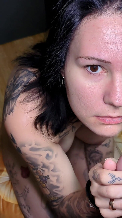 A goth lány szenvedélyesen szop