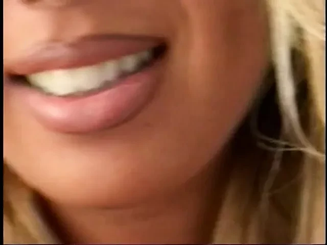 seksi asyalı ile büyük göğüsleri verir bir rimjob kafa ve alır delinmiş